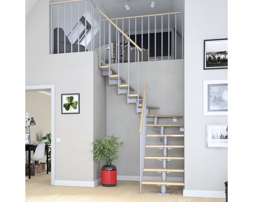 Treppe in einem Wohnraum mit Holzstufen und Metallgeländer