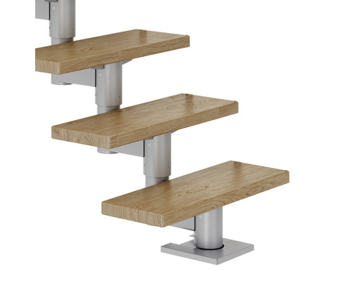 Detailaufnahme einer Treppe mit Holzstufen und silberfarbenem Geländer.