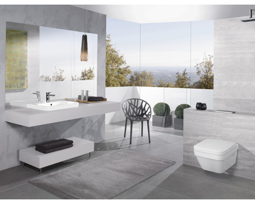 Modernes Badezimmer mit Waschtisch, Spiegel, Toilette und Stuhl