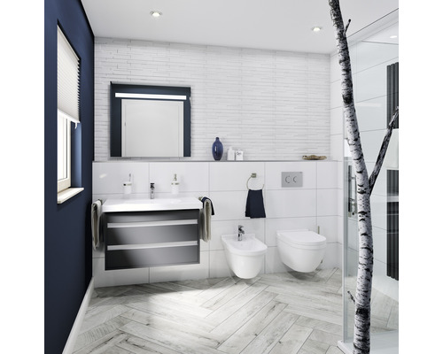 Modernes Badezimmer mit Waschtisch, Spiegel, Toilette und Bidet