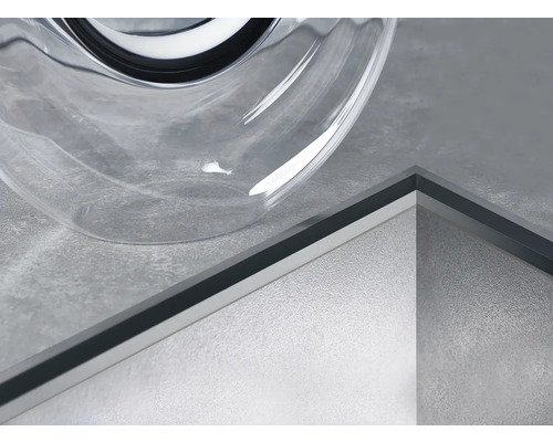 Detailaufnahme eines Duschbereichs mit Glasdusche und Duschrinne