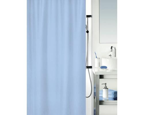 Badezimmer Szene mit Duschvorhang, Dusche, Waschbecken und Badaccessoires