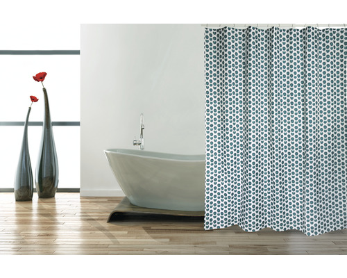 Badezimmer mit Badewanne und gemusterter Duschvorhang