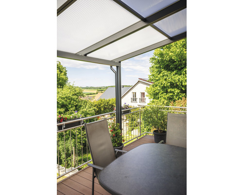 Terrasse mit Terrassenüberdachung, Tisch und Stühlen
