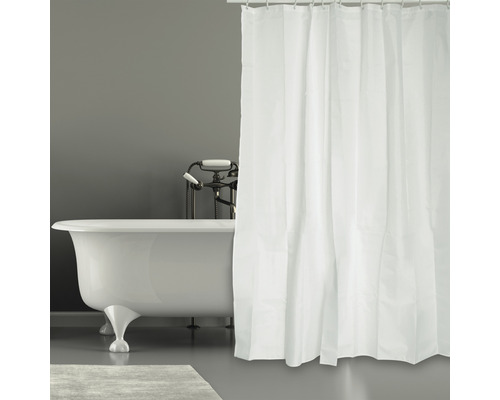 Freistehende Badewanne mit Duschvorhang im Badezimmer