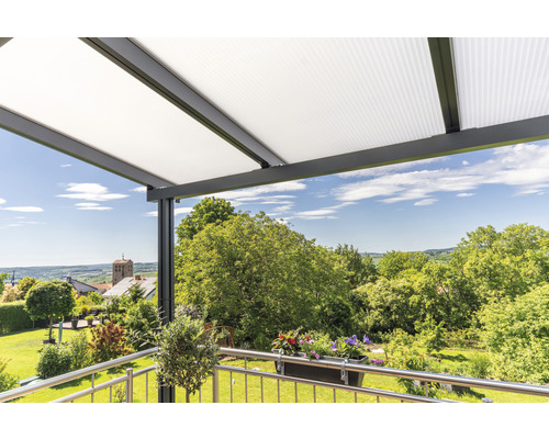 Terrasse mit Überdachung aus Kunststoffplatten und Metallrahmen, Blick in den Garten