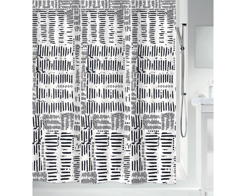 Duschvorhang mit grafischem Muster im Badezimmer.