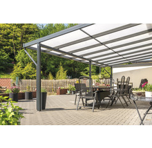 Terrasse mit Terrassenüberdachung, Tisch und Stühlen