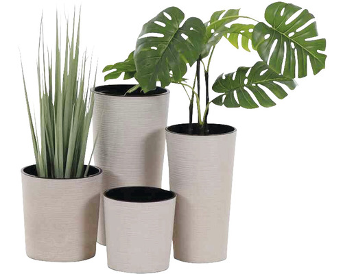 Vier Übertöpfe aus Kunststoff mit verschiedenen Kunstpflanzen