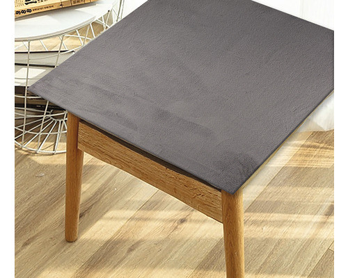 Grauer Stuhl mit Stoffbezug auf Holzbeinen