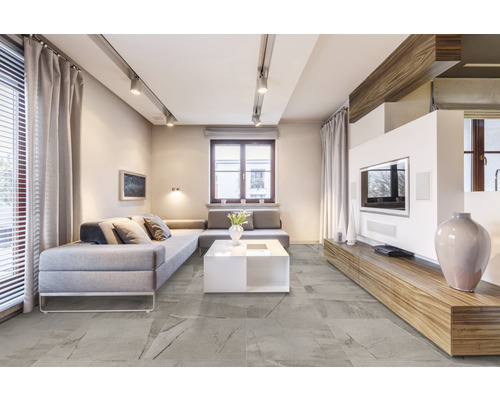 Modernes Wohnzimmer mit grauen Bodenfliesen in Marmoroptik, Sofa und Fernseher