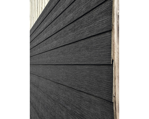 Dunkle Fassadenverkleidung aus Holz