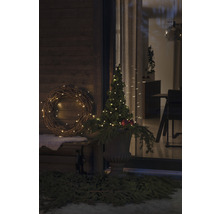 Dekorative Außenszene mit Bank, Kranz und beleuchtetem Baum