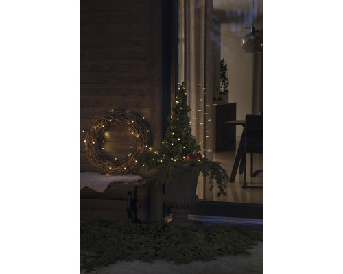 Dekorierte Außenszene mit Kranz, beleuchtetem Baum und Dekoration