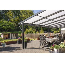 Terrasse mit Sitzgruppe und Überdachung im Garten