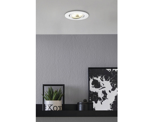 Deckeneinbaustrahler in einem modernen Raum mit minimalistischem Dekor