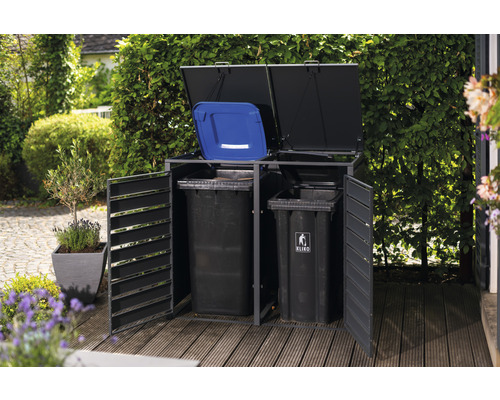 Mülltonnenbox mit zwei Mülltonnen und offenem Deckel im Garten