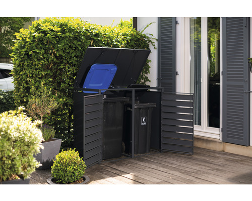 Mülltonnenbox aus Aluminium mit zwei Mülltonnen und geöffnetem Deckel im Garten