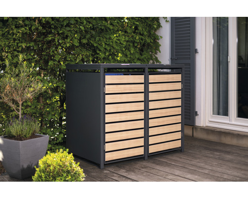 Doppelter Mülltonnenbox aus Metall und Holzlatten auf einer Terrasse