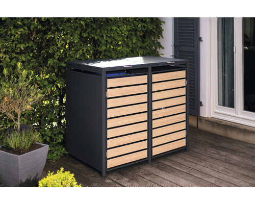 Mülltonnenbox für zwei Mülltonnen mit Holzverkleidung im Garten