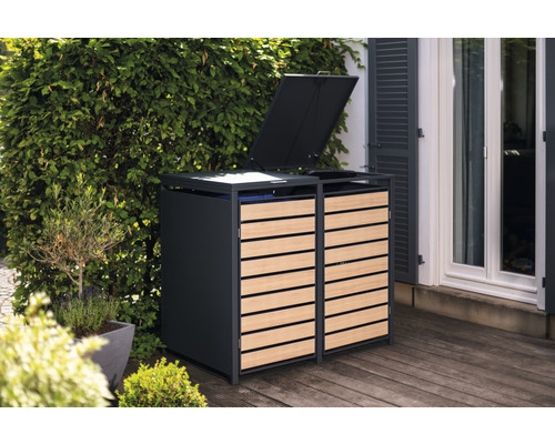 Mülltonnenbox mit Holzverkleidung im Garten