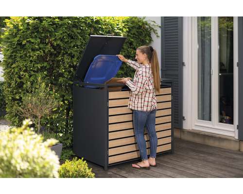 Mülltonnenbox mit Holzverkleidung und öffnendem Deckel im Außenbereich