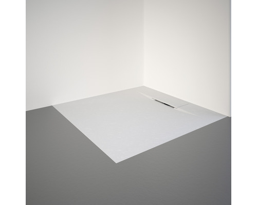 Ebene Duschfläche mit Abflussrinne im Badezimmer