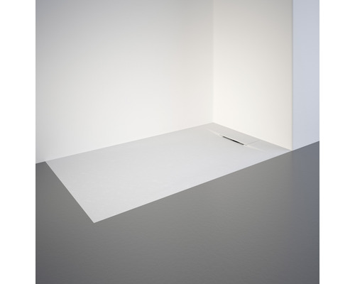 Ebenerdige Dusche mit Ablaufrinne im Badezimmer