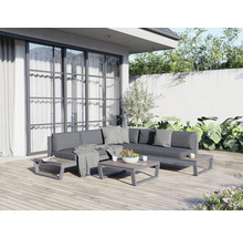 Gartenlounge-Set mit grauem Sofa, Kissen und Tisch auf einer Holzterrasse