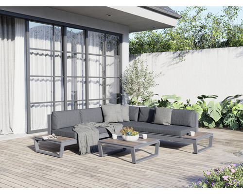Gartenlounge-Set mit grauem Sofa, Kissen und Tisch auf einer Holzterrasse