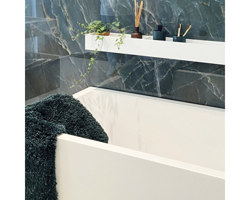 Badezimmer Szene mit Badewanne, Badematte, Regal, Pflanze, Duftstäbchen und Badutensilien.