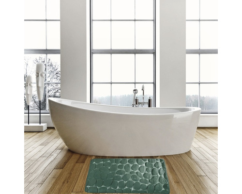 Badezimmer mit Badewanne, Armatur, Fenster und Badteppich