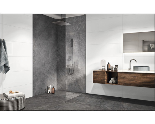 Modernes Badezimmer mit Dusche, Waschtisch und Fliesen