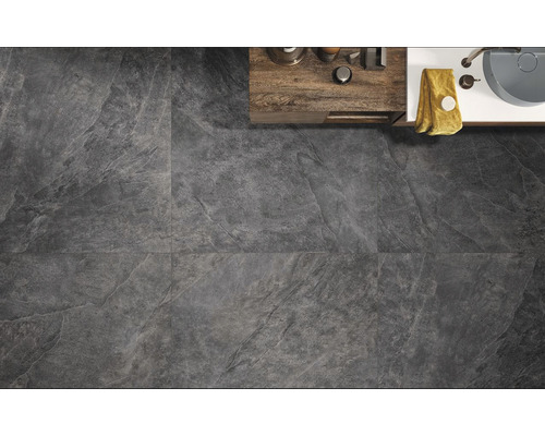 Badezimmer mit grauen Bodenfliesen in Schieferoptik