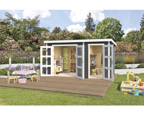 Gartenhaus Outdoor Life Zambezi XL inkl. Geräteraum 400 x 259,7 cm carbongrau Szene mit einem Gartenhaus mit geöffneten Türen, einem Spielplatz, einem Sandkasten und Gartenmöbeln