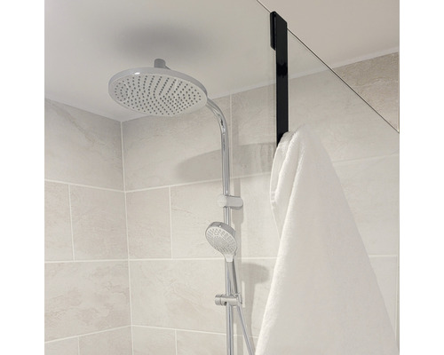 Duschkopf mit Handtuchhalterung im Badezimmer.