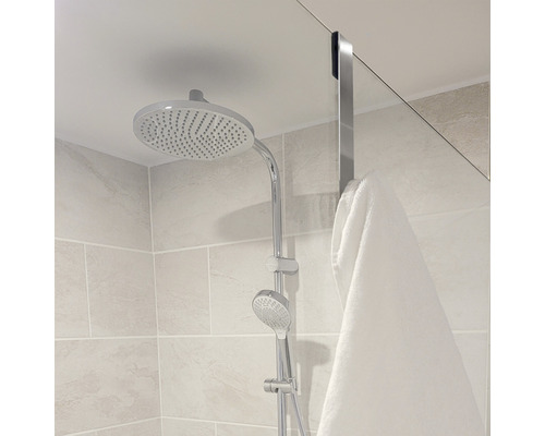 Duschkopf mit Handbrause und Handtuchhalterung im Badezimmer