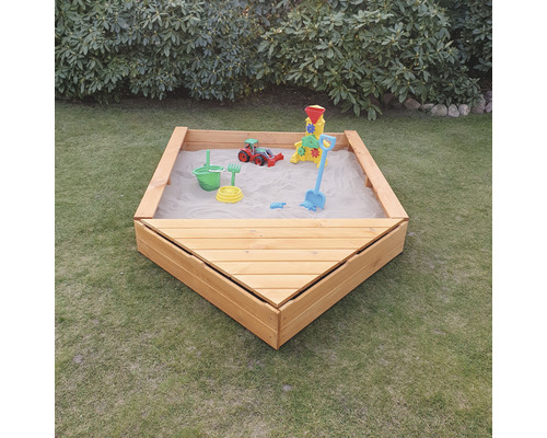 Sandkasten aus Holz mit Sand und Spielzeug im Garten