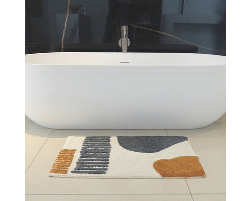 Badewanne mit Badteppich mit geometrischem Muster