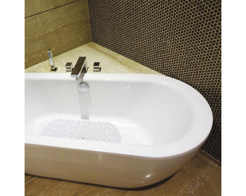 Freistehende Badewanne mit Armatur in einem Badezimmer mit Mosaikfliesen
