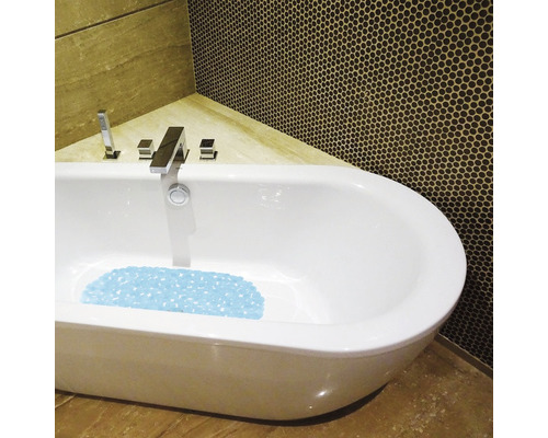 Badewanne mit Antirutschmatte und Armatur im Badezimmer