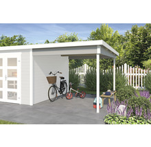 Holzgarage mit Fahrrädern, Bank und Gartendekoration im Außenbereich