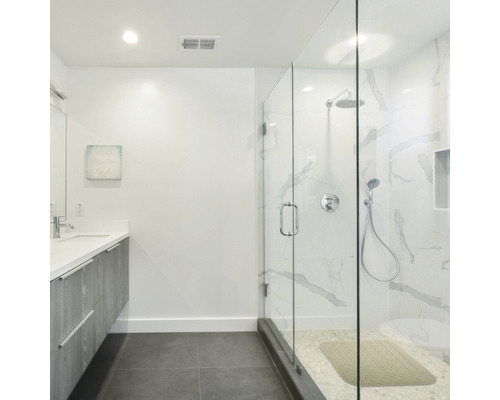 Modernes Badezimmer mit Dusche, Waschtisch und Spiegel