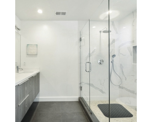 Helles Badezimmer mit Waschtisch, Spiegel und Glasdusche