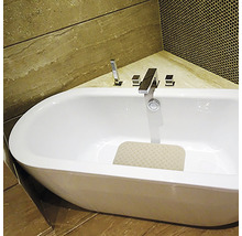 Freistehende Badewanne mit Antirutschmatte im Badezimmer.