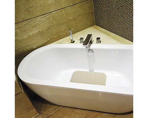 Freistehende Badewanne mit Antirutschmatte im Badezimmer.