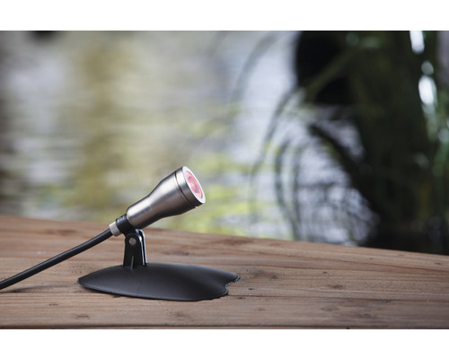 Gartenstrahler mit Erdspieß auf Holzboden