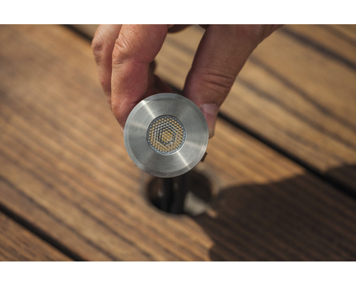 Bodeneinbaustrahler aus Edelstahl mit LED-Lichtern in Nahaufnahme