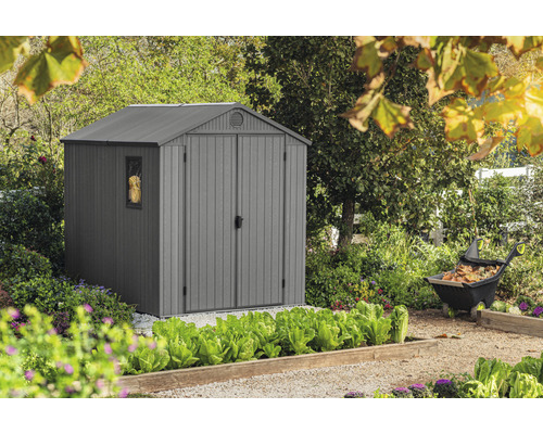 Gartenschuppen aus Kunststoff mit Doppeltür und Fenster im Garten