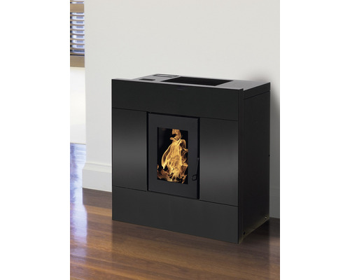 Schwarzer Pelletofen mit sichtbarem Feuer